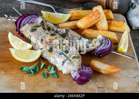 Fisch und Pommes mit gegrillten Makrelen-Kebabs Stockfoto