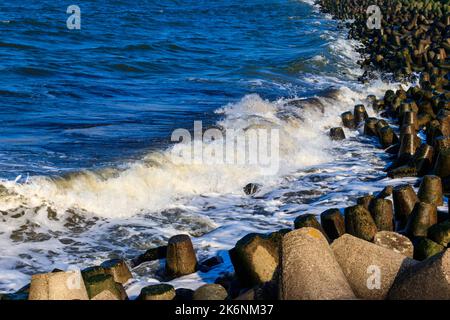 Sturm in der Ostsee. Sturmwellen schlagen auf dem Wellenbrecher in Darlowo, Polen Stockfoto