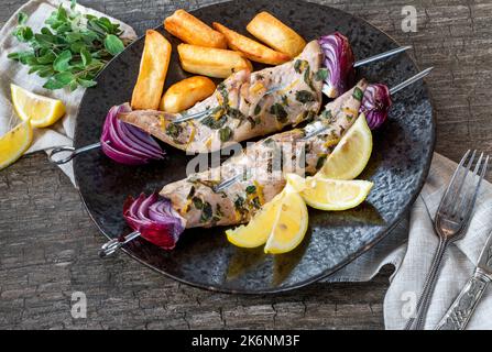 Fisch und Pommes mit gegrillten Makrelen-Kebabs Stockfoto