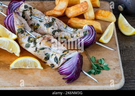 Fisch und Pommes mit gegrillten Makrelen-Kebabs Stockfoto