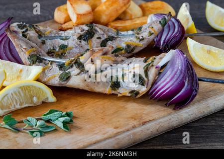 Fisch und Pommes mit gegrillten Makrelen-Kebabs Stockfoto