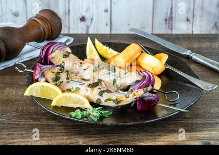 Fisch und Pommes mit gegrillten Makrelen-Kebabs Stockfoto