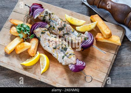 Fisch und Pommes mit gegrillten Makrelen-Kebabs Stockfoto