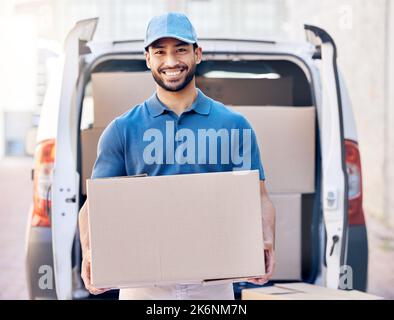 Wenn wir geben, erhalten wir. Ein Lieferer, der neben seinem Lieferwagen steht. Stockfoto