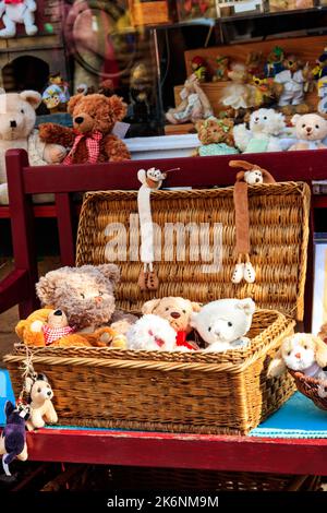 Stofftiere in einem Korbkorb Stockfoto