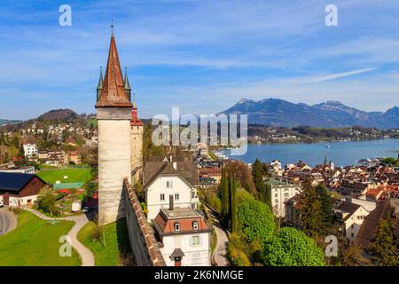 Draufsicht auf den Vierwaldstättersee und die Altstadt mit Musegg-Mauer und Türmen in Luzern, Schweiz Stockfoto