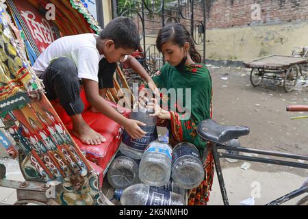 Dhaka, Bangladesch. 14. Oktober 2022. Menschen sammeln Wasser an einem Wasserautomaten in Dhaka, Bangladesch, 14. Oktober 2022. Wasser-Geldautomaten sind bei Stadtbewohnern schnell beliebt, da sie eine gewisse Entspannung vor dem oft kontaminierten Leitungswasser finden. Da die Qualität des Standwassers recht gut ist, wird die Zahl der Nutzer immer größer und macht es für Standbetreiber schwierig, in Spitzenzeiten mit den Nutzern umzugehen. Nutzer sagten, dass das von Dhaka WASA betriebene Frischwasser, das sie von den Ständen erhalten, nicht kontaminiert sei und sie es nicht mehr kochen müssten. Foto von Suvra Kanti das/ABACAPRESS.COM Quelle: Abaca Press/A Stockfoto