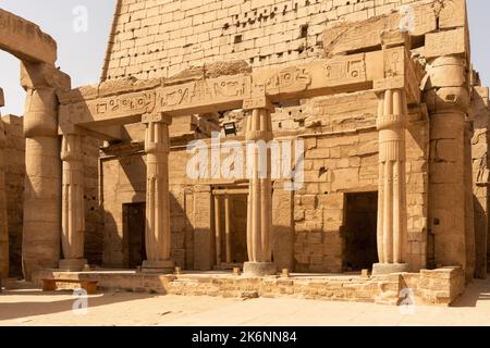 Fassade und Säulen eines ägyptischen Tempels Stockfoto