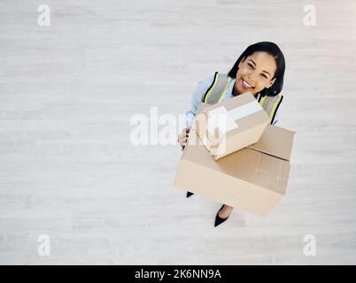 Ihre Bestellung wurde bearbeitet. Aufnahme einer jungen Frau, die Kisten zur Entbindung hält. Stockfoto