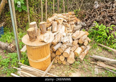 Holzstapel im Garten Stockfoto