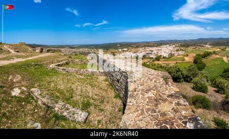 Panoramafotos des Dorfes Aljezur mit ländlichem Ackerland in der Algarve von Portugal, das von den erhöhten Ruinen der Burg Castelo de Aljezur aufgenommen wurde. Stockfoto