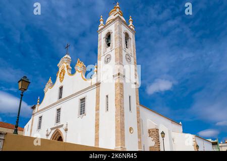 Blick aus dem niedrigen Winkel auf die weiße Hauptkirche im barocken Stil der Stadt Portimao an der Algarve in Portugal, genannt Igreja de nossa Senhora da Conceição. Stockfoto