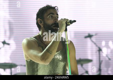 Bologna, Italien. 14. Oktober 2022. Der italienische Sänger Marco Mengoni bei seinem Auftritt in Bologna, Italien, am 14. Oktober 2022. Foto: Michele Nucci Kredit: Independent Photo Agency Srl/Alamy Live News Stockfoto