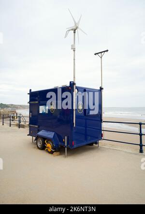 Die NCI (National Coastwatch Institution) nördlichste Küstenwache an der Strandpromenade von Filey Bay Stockfoto