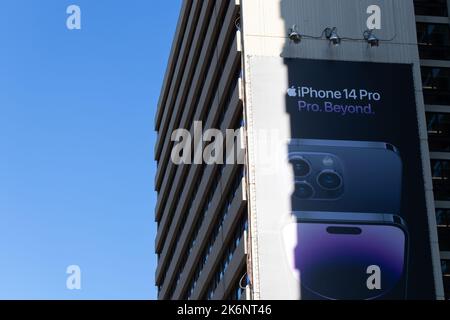 Eine Werbetafel für das neueste Apple iPhone, das iPhone 14 Pro, befindet sich an der Seite eines Gebäudes in Toronto. Stockfoto