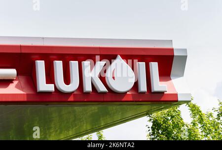 Tankstellenschild der Lukoil Oil Company. Russischer multinationaler Energiekonzern mit vollem Kreislauf Stockfoto
