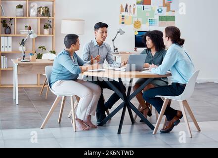 Meeting, Teamarbeit und Strategie mit einem Team von Geschäftsleuten, das zur Planung im Sitzungssaal sitzt. Schulung, Zusammenarbeit und Workshop mit einem Stockfoto