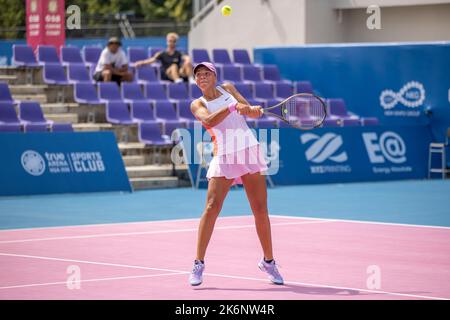 HUA HIN, THAILAND – 15. OKTOBER: Sofia Costulas aus Belgien spielt mit Punnin Kovapitukted aus Thailand während des Doppelfinalspiels gegen und bei der CAL-COMP & CCAU INDUSTRY 4,0 ITF TENNIS TOUR 2022 in der True Arena Hua hin am 15. Oktober 2022 in HUA HIN, THAILAND (Foto: Peter van der Klooster/Alamy Live News) Stockfoto