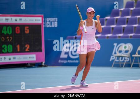 HUA HIN, THAILAND - 15. OKTOBER: Sofia Costoulas aus Belgien spielt mit Punnin Kovapitukted aus Thailand reagiert auf den Sieger im Doppelfinalspiel gegen und bei der CAL-COMP & CCAU INDUSTRY 4,0 ITF TENNIS TOUR 2022 in der True Arena Hua hin am 15. Oktober 2022 in HUA HIN, THAILAND (Foto von Peter van der Klooster/Alamy Live News) Stockfoto