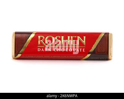 BUKAREST, RUMÄNIEN - 26. SEPTEMBER 2019. Roshen Dunkle Schokolade isoliert auf Weiß von Roshen Confectionery Corporation hergestellt Stockfoto