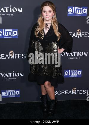 Hollywood, USA. 14. Oktober 2022. HOLLYWOOD, LOS ANGELES, KALIFORNIEN, USA - 14. OKTOBER: Die amerikanische Schauspielerin und Sängerin Abigail Breslin kommt beim jährlichen Screamfest Horror Film Festival 22. an - Weltpremiere von The Avenue Entertainment's 'Slayers', das am 14. Oktober 2022 in den TCL Chinese 6 Theatres in Hollywood, Los Angeles, Kalifornien, USA, stattfand. (Foto von Xavier Collin/Image Press Agency) Quelle: Image Press Agency/Alamy Live News Stockfoto