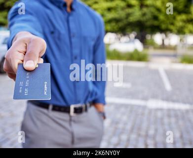 Zahlen Sie, wie Sie gehen. Ein Geschäftsmann, der eine Kreditkarte verwendet, um Zahlungen zu leisten. Stockfoto