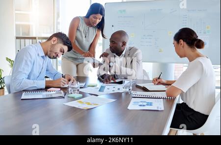 Planung, Innovation und Geschäftsleute in einem Meeting zur Marketingstrategie, zu Ideen und zur Risikobewertung. Führung, Mentor und CEO in Afrika Stockfoto