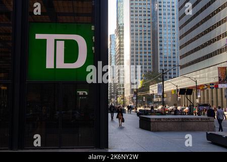 Das Logo der TD Bank befindet sich am Fuße des Toronto Dominion Centre, dem Hauptsitz im Toronto Financial District. Stockfoto