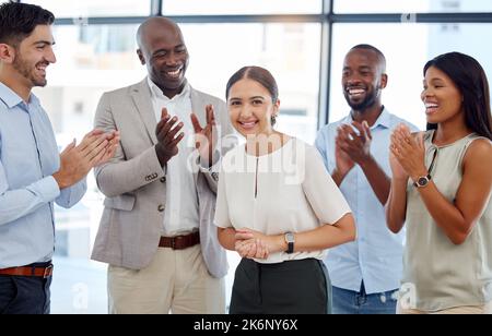 Unternehmen, Teamanerkennungsfeier und Büroangestellte zufrieden mit Teamarbeit und Erfolg. Portrait der Motivation, Unterstützung und Arbeit der Mitarbeiter Stockfoto