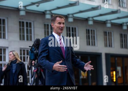 London, England, Großbritannien. 15. Oktober 2022. Der Schatzkanzler JEREMY HUNT wird vor der BBC mit der Presse gesprochen, während er in Frühstücksshows auftritt. Kredit: ZUMA Press, Inc./Alamy Live Nachrichten Stockfoto