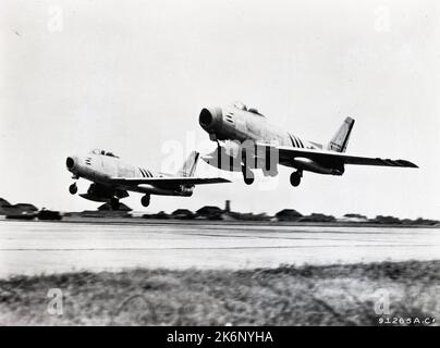 Foto der USAF F-86 „Säbeljets“ beim Start. Foto der USAF F-86 „Säbeljets“ beim Start. „Ein Paar abgewrackter USAF F-86 „Sabre“-Jets, die von der Start- und Landebahn aus unter dem fantastischen Antrieb ihrer leistungsstarken Jet-Motoren nach oben stoßen. Die Sabre-Jets, die dem Veteran der Fünften Luftwaffe 4. Fighter Interceptor Wing in Korea zugewiesen wurden, sind dafür verantwortlich, dass die feindliche Luftkraft vom koreanischen Himmel gekehrt wird. Bei dieser Aufgabe hatten 4. Piloten des Fighter Wing in weniger als einem Jahr Operationen gegen MIG-15-Düsenjäger mehr als 225 feindliche MIG zerstört oder beschädigt, mit extrem leichten Verlusten für sich selbst. Drei Stockfoto