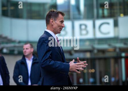 London, England, Großbritannien. 15. Oktober 2022. Der Schatzkanzler JEREMY HUNT wird vor der BBC mit der Presse gesprochen, während er in Frühstücksshows auftritt. Kredit: ZUMA Press, Inc./Alamy Live Nachrichten Stockfoto