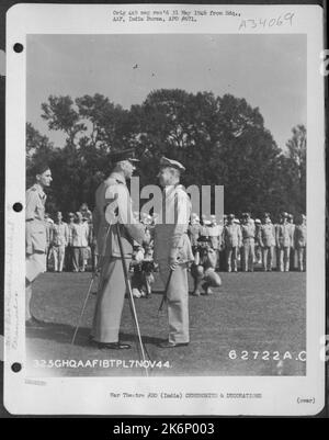 Air Marshal Pierce gratuliert Generalmajor George E. Stratemeyer, nachdem er ihm am 7. November 1944 bei einer Zeremonie auf einem indischen Luftwaffenstützpunkt einen britischen Preis überreicht hatte. Stockfoto