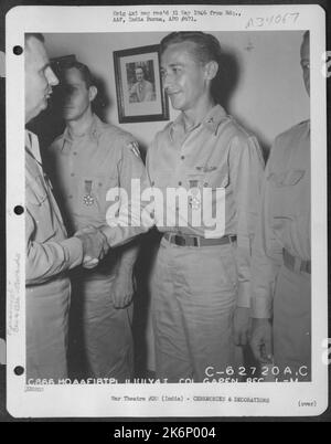 General George E. Stratemeyer gratuliert Colonel Gapen, nachdem er ihn am 11. Juli 1945 auf einem Luftwaffenstützpunkt in Indien mit der Legion of Merit überreicht hatte. Stockfoto