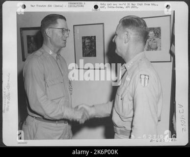 General George E. Stratemeyer gratuliert Colonel Williams, nachdem er ihm am 5. Juli 1945 die Legion of Merit auf einem Flugplatz in Indien überreicht hatte. Stockfoto