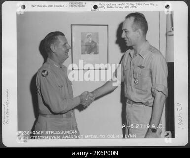 LT. General George E. Stratemeyer gratuliert Colonel R.H. Lynn, Nachdem Er Ihn Am 22. Juni 1945 Auf Einem Flugplatz In Indien Mit Der Legion Of Merit Überreicht Hatte. Stockfoto