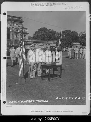 Generalmajor George E. Stratemeyer und zwei Air Force-Männer stehen auf dem Attentino, nachdem der britische Preis von Air Marshal Pierce an General Stratemeyer überreicht wurde. Indien, 7. November 1944. Stockfoto