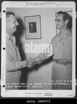 LT. General George E. Stratemeyer gratuliert Brig. General John P. McConnell, nachdem er ihn am 5. Juli 1945 auf einem Flugplatz in Indien mit der Legion of Merit überreicht hatte. Stockfoto