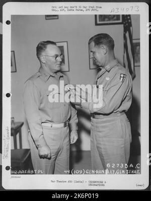 Major General Thomas J. Hanley, Jr., Kommandierender General des China-Burma-India Air Service Command, wurde von Major General George E. Stratemeyer, Kommandierender General der USA, mit der Distinguished Service Medal ausgezeichnet Army Air Forces Indien B Stockfoto