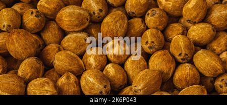 Haufen Kokosnüsse auf dem Lebensmittelmarkt Stockfoto