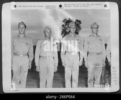 Diese vier P-38 Lightning Piloten werden bei den Präsentationszeremonien in Neuguinea zur Aufmerksamkeit gezeigt, wo sie von Brig dekoriert wurden. General Paul B. Wurtsmith, Kommandeur des fünften Kampfkommandos. Von links nach rechts: Capt. Leonard P. Marks, die Bronx Stockfoto