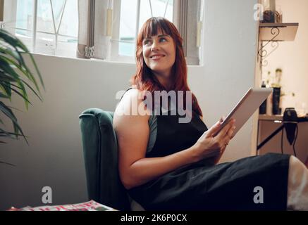 Glückliche Unternehmerin Frau, Tablet und Gedanken über zukünftige Boutique Erfolg. Junge Geschäftsfrau, lächelnd und Vision als Kleinunternehmer während Stockfoto