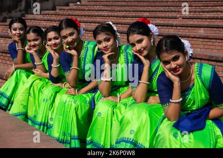 Frauen tragen traditionelle Kleider mit floralen Ornamenten und treten während des Frühlingsfestes auf, dem ersten Frühlingstag des bengalischen Monats ''Falgun''. Stockfoto