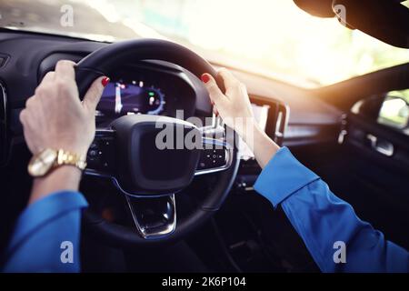 Nahaufnahme der Hand einer Frau im Auto Stockfoto