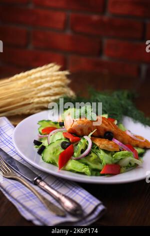 Köstlicher gegrillter Lachs serviert mit Salat Stockfoto