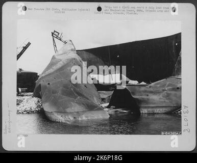 Ölraffinerie der Texas Oil Company in Cebu City, philippinische Inseln. Der auf diesem Foto gezeigte Panzer explodierte, als Bomber der Alliierten Luftwaffe die Raffinerie bombardierten. Mai 1945. Stockfoto