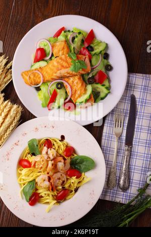 Köstliche Meeresfrüchte sowie Lachs- und Salatgerichte Stockfoto