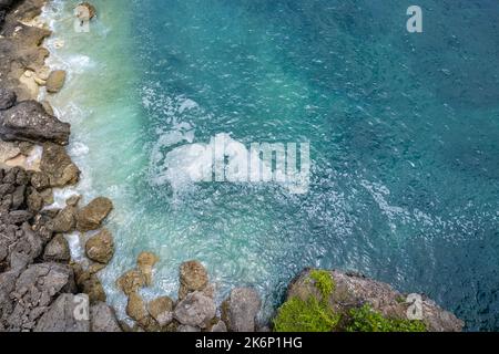 Luftaufnahme des Balangan Beach und des Ozeans. Bukit, Bali, Indonesien. Stockfoto