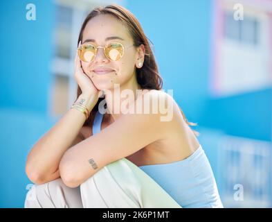 Mode-Sonnenbrillen, Asiaten und Frauen entspannen sich in der Stadt Straße für Frieden, Freiheit oder Singapur Urlaub. Portrait von glücklichen Gen z Mädchen im Urlaub mit Stockfoto