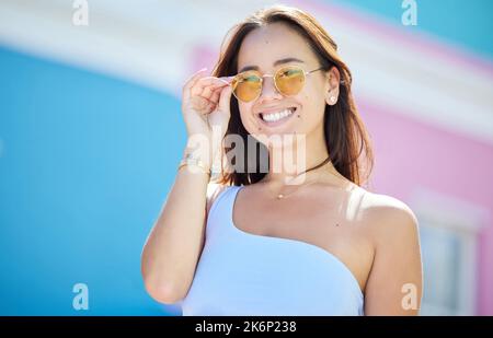 Sommer, Mode und Sonnenbrille, Stil und Frau, während sie in der Stadt und Stadtlandschaft glücklich sind. Junge, asiatische Modell und stilvolle Accessoires, Gen z Reisen und Stockfoto